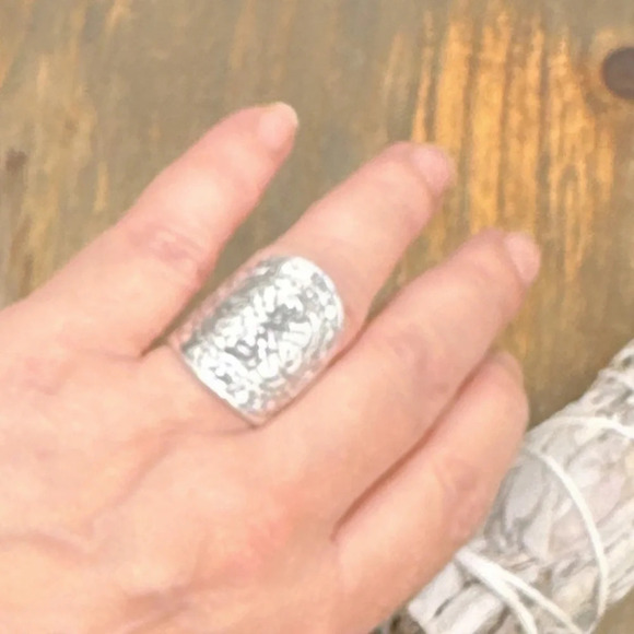 Silver chunky maxi full finger big textured engraved ring - Picture 2 of 4